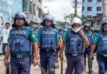 লেগুনার হেলপার সেজে আসামি ধরলেন পুলিশের এসআই