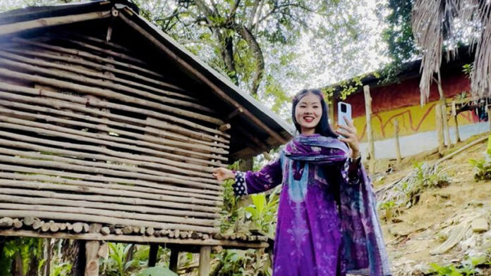 কনটেন্ট ক্রিয়েটর আয়না তঞ্চঙ্গ্যা