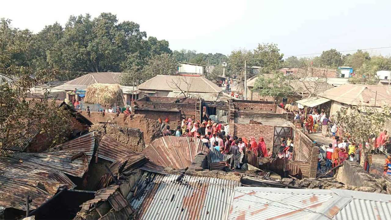 চাঁপাইনবাবগঞ্জে চার্জার বিস্ফোরণে ভয়াবহ আগুনে পুড়ল ৪ বাড়ি