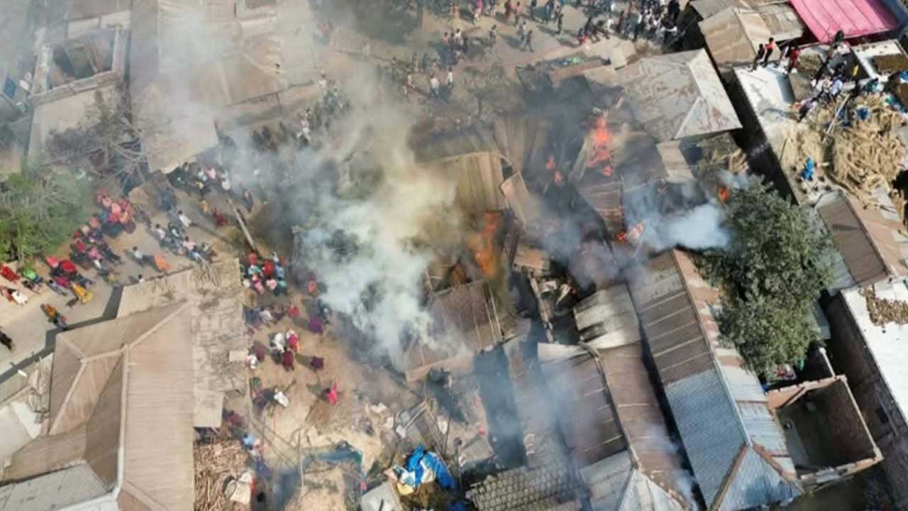 চাঁপাইনবাবগঞ্জে চার্জার বিস্ফোরণে ভয়াবহ আগুনে পুড়ল ৪ বাড়ি