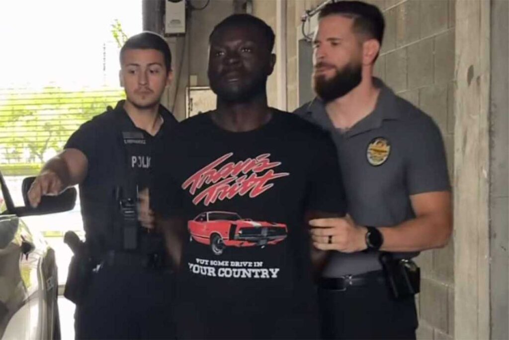 অভিযুক্ত রলবার্ট জোয়াসিন (৪০), হাতুড়ি দিয়ে হামলার কারণে অভিযুক্ত, হত্যার অভিযোগে গ্রেপ্তার