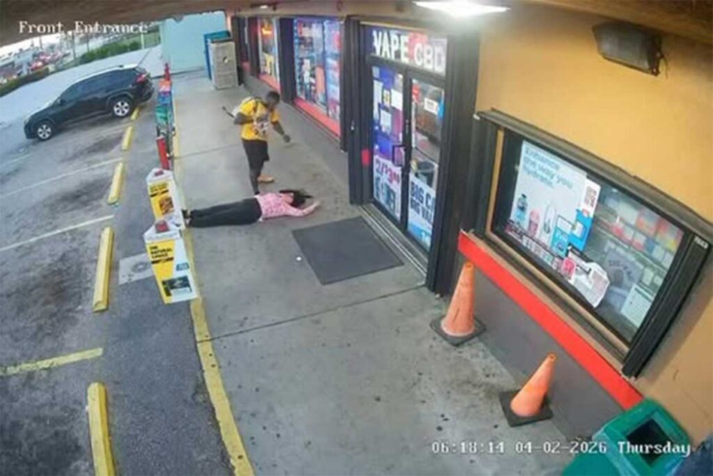 হাতুড়ি দিয়ে লাগাতার আঘাতের ফলে সুপারশপের সামনে পড়ে থাকা নিলুফার ইয়াসমিনের (৪২) নিথর দেহ