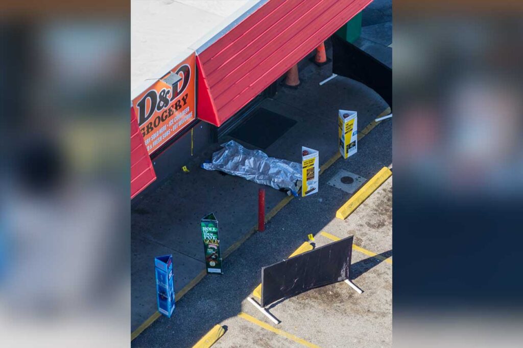 হাতুড়ি দিয়ে লাগাতার আঘাতের ফলে সুপারশপের সামনে পড়ে থাকা নিলুফার ইয়াসমিনের (৪২) নিথর দেহ